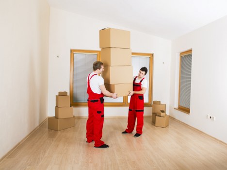 Packing boxes and organizing a Farringdon house removal